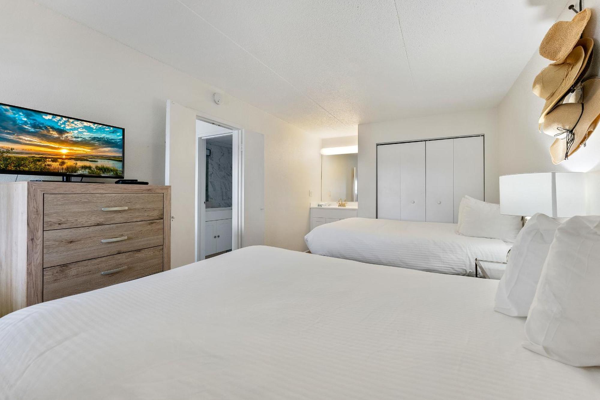 Beachcomber Resort Avalon Bagian luar foto